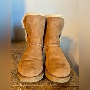 UGG short 1 button classic boots. Chestnut size 9.